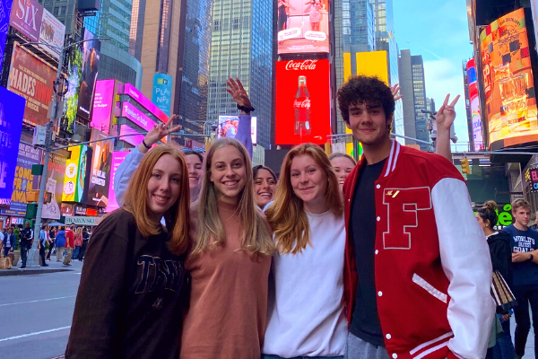 Exchange student in posa Time Square all'inizio dell'anno scolastico all'estero