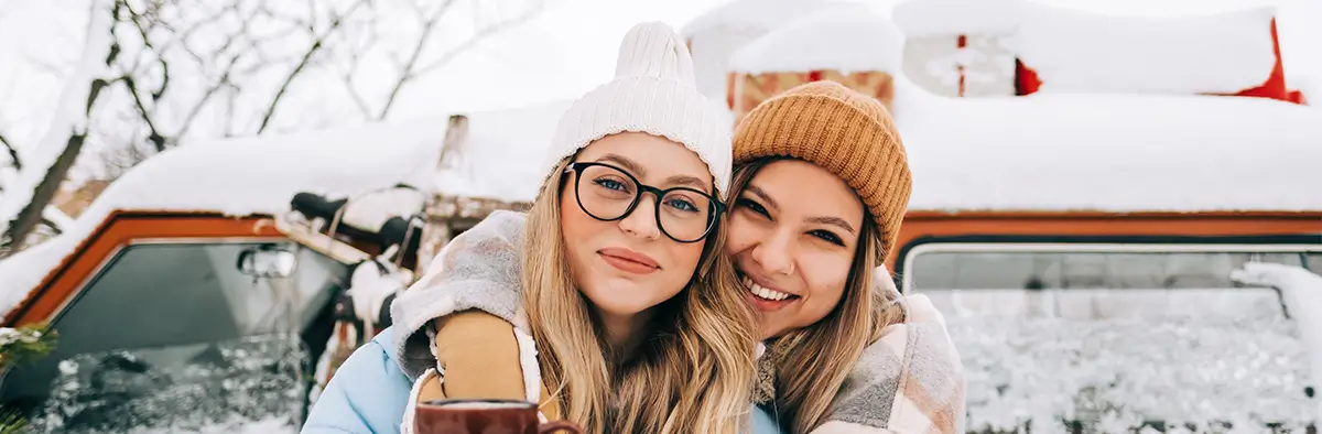 Ragazze durante l'anno all'estero che bevono una cioccolata all'aperto