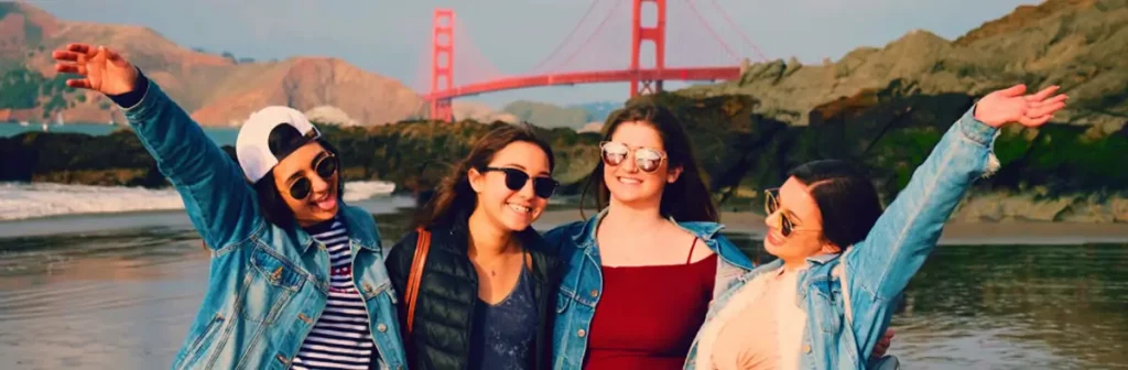 quattro ragazze durante l'anno all'estero in posa