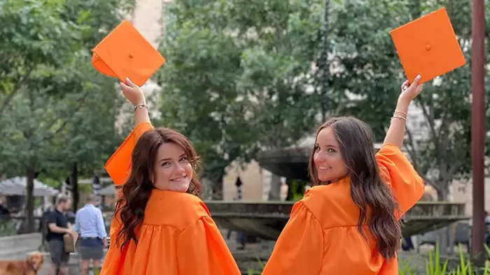 ragazze alla fine del loro anno all'estero che festeggiano il diploma vestite con tunica e cappello